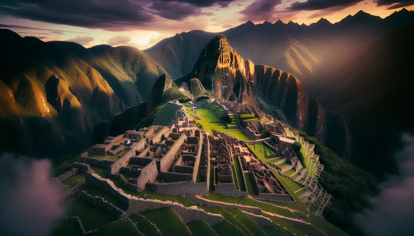 Veduta aerea delle rovine di Machu Picchu al tramonto, con antiche strutture in pietra grigia tra la vegetazione verde e cielo sfumato di arancione e viola.